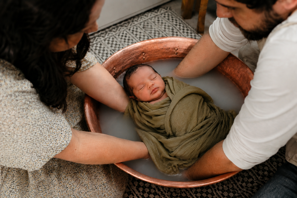bain enveloppé bébé et parents
