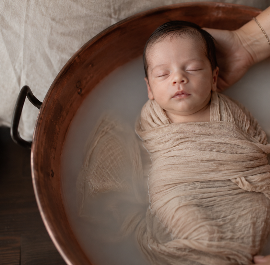 photographie de bain enveloppé bébé